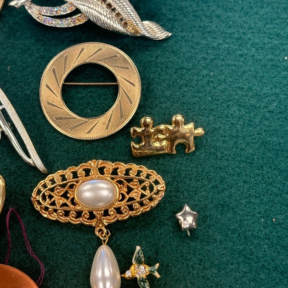 50 costume pins. - Picture 7 of 10